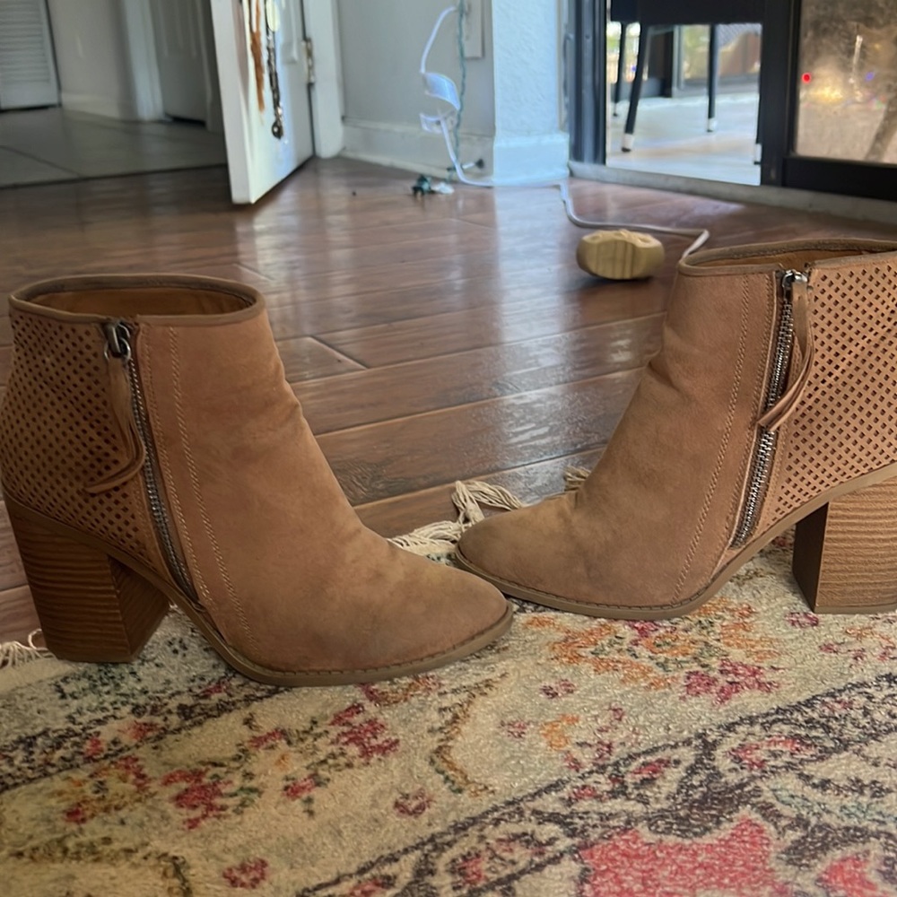 Universal Thread Tan/Light Brown Boot Size 7 - image 3